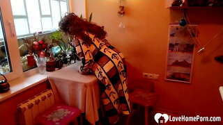 كانت ترتدي ملابس داخلية ساخنة و تخزين حتى مارست الجنس لها بجد