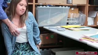 ���ల్లటి జుట్టు గల స్త్రీని అమ్మాయి పట్టుకుంటే shoplifting మరియు ఆఫీసర్ ఆమె శిక్షించడం.అతను gropes ఆమె చిన్న రొమ్ములు మరియు dominates ఆమె అతనికి bj.అప్పుడు అతను బ్యాంగ్స్ ఆమె పూకు