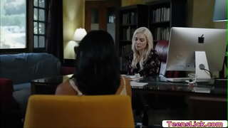 Avi ప్రేమ కేవలం చూడటానికి Kenzie Taylor enjoys ఆమె పుస్సీ licking