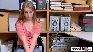 Hot young girl దొంగ ద్వారా ఇబ్బంది పెట్టాడు ఒక అవినీతి పోలీసు అధికారి