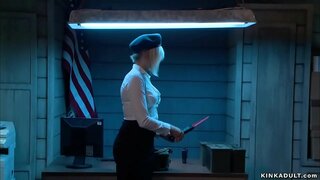 ���ాసి కట్టుబడి మరియు ఇబ్బంది పెట్టాడు ప్రశ్నిస్తున్న