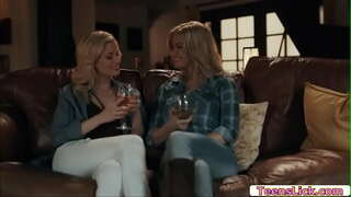 Serene Siren hanya merebak kakinya dan menonton Charlotte Stokely memakannya