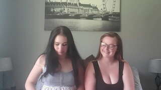 ���ిన్న vs బిగ్ వక్షోజాలను ధూమపానం సిగరెట్