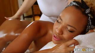 Масҳ дар нафт беҳтар аз ман лесбиянкой-массажисткой