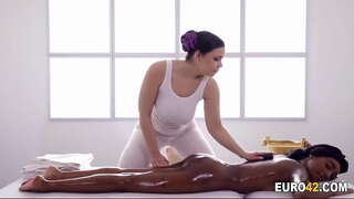 Aku cinta saya lesbian masseur besar boobs